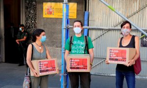 Un grupo de profesores entrega en el Ministerio de Educación, cuatro cajas con 230.000 firmas que han recogido a través de la plataforma Change.org para exigir una "vuelta segura" a los centros educativos. EFE/ Fernando Alvarado/Archivo