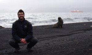 Pablo Rodríguez, junto a un lobo marino antártico en 2015. / Fotografía cedida por el entrevistado.