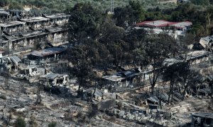 Las personas que vivían en el campamento de Moria se han visto obligadas a dormir al raso tras el incendio. / Reuters