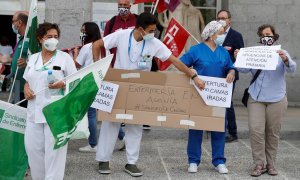 Manifestación que los sindicatos de la sanidad pública en la Comunidad de Madrid han convocado este martes ante el hospital Clínico de Madrid. /EFE