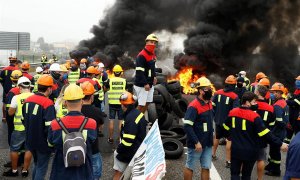 Decenas de trabajadores de la factoría de Alcoa en San Cibrao, Cervo (Lugo). EFE/Eliseo Trigo