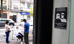 Unos vecinos conversan en la Avenida de la Albufera en el distrito del Puente de Vallecas que será confinado este lunes / EFE