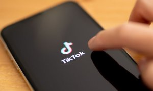 Imagen del logo de la aplicación china TikTok en un teléfono móvil / EFE