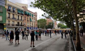 Concentración este domingo en los alrededores de la plaza de Legazpi para protestar contra las restricciones de movilidad decretadas por el Gobierno de Isabel Díaz Ayuso a partir del próximo lunes para frenar la pandemia en Madrid/ EFE