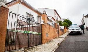 Agentes de la Guardia Civil custodian el domicilio del acusado del homicidio de Manuela Chavero. /JAVIER PULPO /Europa Press