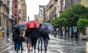 Un grupo de turistas con paraguas. Eduardo Briones / Europa Press