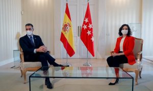 La presidenta de la Comunidad de Madrid, Isabel Díaz Ayuso, y el presidente del Gobierno, Pedro Sánchez, durante la reunión en la sede del Ejecutivo autonómico, en la Puerta del Sol. EFE/Emilio Naranjo