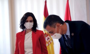 21/09/2020.- El jefe del Gobierno, Pedro Sánchez, firma el libro de autoridades en presencia de la presidenta de la Comunidad de Madrid, Isabel Díaz Ayuso. / EFE - EMILIO NARANJO