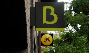 Los logos de Bankia y de Caixabank, en sendas sucursales en el centro de Madrid. REUTERS/Albert Gea