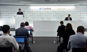 El presidente de Bankia, que los será de la nueva entidad, José Ignacio Goirigolzarri (i), y el consejero delegado de CaixaBank, que, igualmente, mantendrá el cargo de la nueva entidad, Gonzalo Gortázar (d), durante la rueda de prensa para presentar el ac