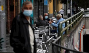 MADRID, 20/09/2020.- Vecinos de Carabanchel sentados en la terraza de un bar de su barrio este domingo. Desde esta noche a las 0 horas entran en vigor las medidas restrictivas de movimientos en barrios del sur de Madrid como Vallecas, Carabanchel o Usera