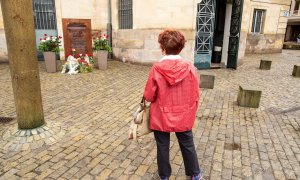 En otras ciudades de España se rinde homenaje a las víctimas del franquismo en monumentos como es el caso de este monolito en Vitoria a las víctimas del franquismo y de la Guerra Civil en Álava. /EFE/ David Aguilar