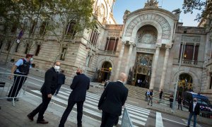 23/09/2020.- El presidente de la Generalitat, Quim Torra (i), a su llegada este miércoles al Tribunal Superior de Justicia de Cataluña (TSJC) que investiga su segunda causa por desobediencia por desoír una orden judicial para que retirara de la Generalita