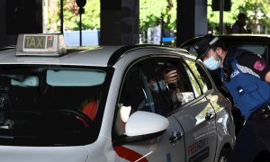 21/09/2020 Efectivos de la Policía Local realizan controles este lunes en Puente de Vallecas. EFE/Víctor Lerena