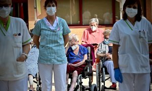 15/09/2020.- Vista de la concentración que trabajadores y residentes de la residencia Geriatros, llevan a cabo en defensa del sector sociosanitario, hoy martes en Alcalá de Henares.- EFE/Fernando Villar