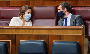 23/09/2020.- El líder del PP, Pablo Casado, conversa con la portavoz parlamentaria, Cuca Gamarra, durante la sesión de control al Gobierno este miércoles en el Congreso. EFE/ Emilio Naranjo