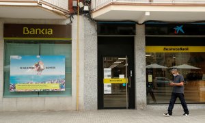 Sucursales de Bankia y Caixabank, juntas en una calle céntrica de Barcelona. REUTERS/Albert Gea