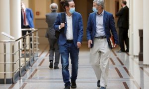 El vicepresidente segundo del Gobierno, Pablo Iglesias, y su jefe de gabinete, Julio Rodríguez, en los pasillos del Senado, antes de una sesión de control al Gobierno. EFE/ Chema Moya