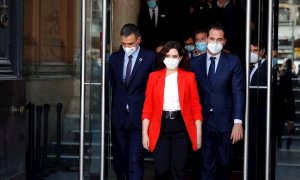 La presidenta de la Comunidad de Madrid, Isabel Díaz Ayuso, y el vicepresidente madrileño, Ignacio Aguado (dcha.), despiden al presidente del Gobierno, Pedro Sánchez, a las puertas de la sede del Gobierno regional, en Madrid. EFE/Emilio Naranjo