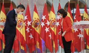 El presidente del Ejecutivo, Pedro Sánchez y la presidenta de la Comunidad de Madrid, Isabel Díaz Ayuso, se despiden después de ofrecer una rueda de prensa tras su reunión en la sede de la Presidencia regional, en la Puerta del Sol. E.P./J. Hellín. POOL