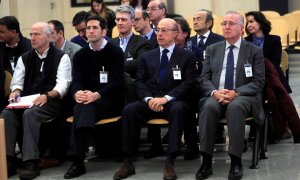 El antiguo presidente del grupo Pescanova Manuel Fernández de Sousa (el primero por la derecha), en el banquillo de la Audiencia Nacional en el juicio por la quiebra de la compañía. E.P./Pool