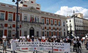 Momento de la concentración convocada por sindicatos, asociaciones y partidos de izquierda en la puerta de El Sol. EFE/Ballesteros