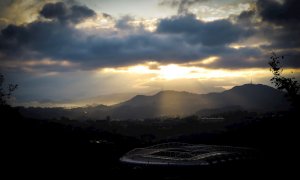 Vista del amanecer sobre el estadio Reale Arena de San Sebastián. EFE/ Javier Etxezarreta