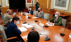 Reunión entre el ministro de Sanidad, Salvador Illa y el consejero de Sanidad madrileño, Enrique Ruiz Escudero, junto a sus equipos técnicos. Fuentes: Comunidad de Madrid.