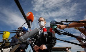 El expresident de la Generalitat, Quim Torra, atiende a los medios a su salida del centro penitenciario de Lledoners donde ha visitado a los presos independentistas tras su inhabilitación. EFE/Susanna Sáez