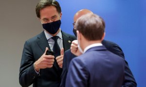 El primer ministro holandés Mark Rutte y el presidente francés Emmanuel Macron llegando a la cumbre extraordinaria de la UE. / REUTERS