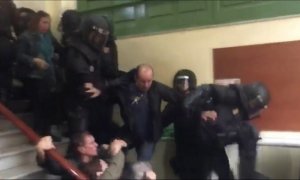 Imatge del moment en què el policia salta per donar la brutal puntada de peu a un dels concentrats. TV3