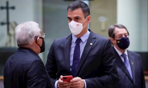 El presidente del Gobierno, Pedro Sánchez, junto al primer ministro de Portugal, Antonio Costa, en el Consejo Europeo extraordinario en Bruselas. /EFE