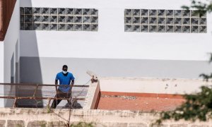 GRAFCAN9705. LAS PALMAS DE GRAN CANARIA (ESPAÑA), 01/10/2020.- Imagen de uno de los inmigrantes recluidos en el Centro de Internamiento de Extranjeros (CIE) de Barranco Seco, en Las Palmas de Gran Canaria, tomada este jueves desde los aledaños a ese espac