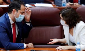 La presidenta madrileña, Isabel Díaz Ayuso, conversa con el vicepresidente madrileño, Ignacio Aguado. - EFE