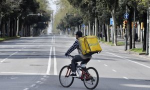 Un rider de Glovo solo por la Diagonal / EFE