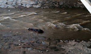 Un manifestante yace en el río después de caer de un puente durante una protesta contra el Gobierno de Chile, en Santiago. REUTERS.