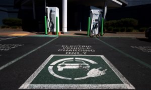 Imagen de un centro de carga para vehículos eléctricos. JUSTIN SULLIVAN/AFP