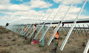 Varios trabajadores instralan unos seguidores solares de Soltec. E.P.