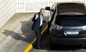 Manuel Fernandez de Sousa, en la planta de Pescanova en Chapela, cerca de Vigo, el día que dimitió como presidente de la compañía tras ser imputado por falsear las cuentas. AFP/MIGUEL RIOPA