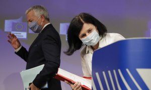 La comisaria de Valores y Transparencia, Vera Jourova, y el comisario de Justicia, Didier Reynders, tras una conferencia de prensa durante el Informe Anual sobre el Estado de Derecho de 2020. - AFP