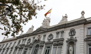 Fachada del edificio del Tribunal Supremo con la bandera española en lo alto, en Madrid. E.P./Jesús Hellín