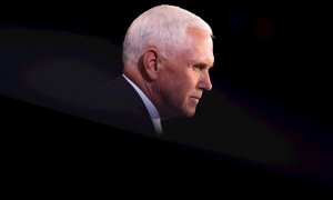 07/10/2020.-  El vicepresidente de EE.UU., Mike Pence, durante el debate frente a su rival, la demócrata Kamala Harris. / EFE-EPA-Justin Sullivan