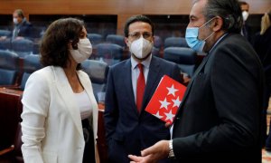 La presidenta de la Comunidad de Madrid, Isabel Díaz Ayuso, junto a los consejeros de Hacienda y Función Pública Javier Fernández-Lasquetty y Justicia, Enrique Lopez, al inicio del pleno de la Asamblea de Madrid. / EFE (Chema Moya)