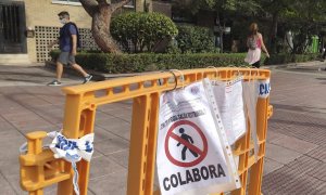 Una valla demarcadora con información en el exterior del Centro Reyes Católicos del área sanitaria de San Sebastián de los Reyes. /EFE