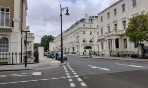 Cruce de Eaton Square con la calle Upper Belgrave Street en cuya acera de la derecha está el número 8 en donde Corinna escogió un piso de 6 millones de euros para el rey Juan Carlos I en 2011.