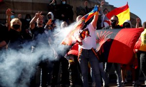 Grupos de extrema derecha se han unido a una ofrenda floral convocada por Vox junto al monumento a Cristóbal Colón, en Barcelona, con motivo del Día de la Hispanidad, hoy lunes en la Plaza Colón. EFE/Toni Albir