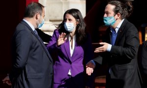 El vicepresidente del Gobierno, Pablo Iglesias (d) conversa con la ministra de Igualdad, Irene Montero (c) y el ministro de Transportes, José Luis Ábalos (i) antes del comienzo del desfile terrestre. /Europa Press