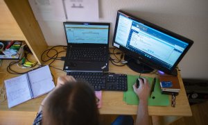 Un hombre teletrabajando desde su casa con un portátil. E.P./Eduardo Parra