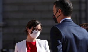 El presidente del Gobierno, Pedro Sánchez, conversa con la presidenta de la Comunidad de Madrid, Isabel Díaz Ayuso, durante el acto organizado con motivo del Día de la Fiesta Nacional. - EFE