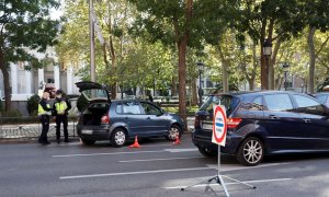 Control policial en la calle Recoletos en Madrid. EFE/ Zipi/Archivo